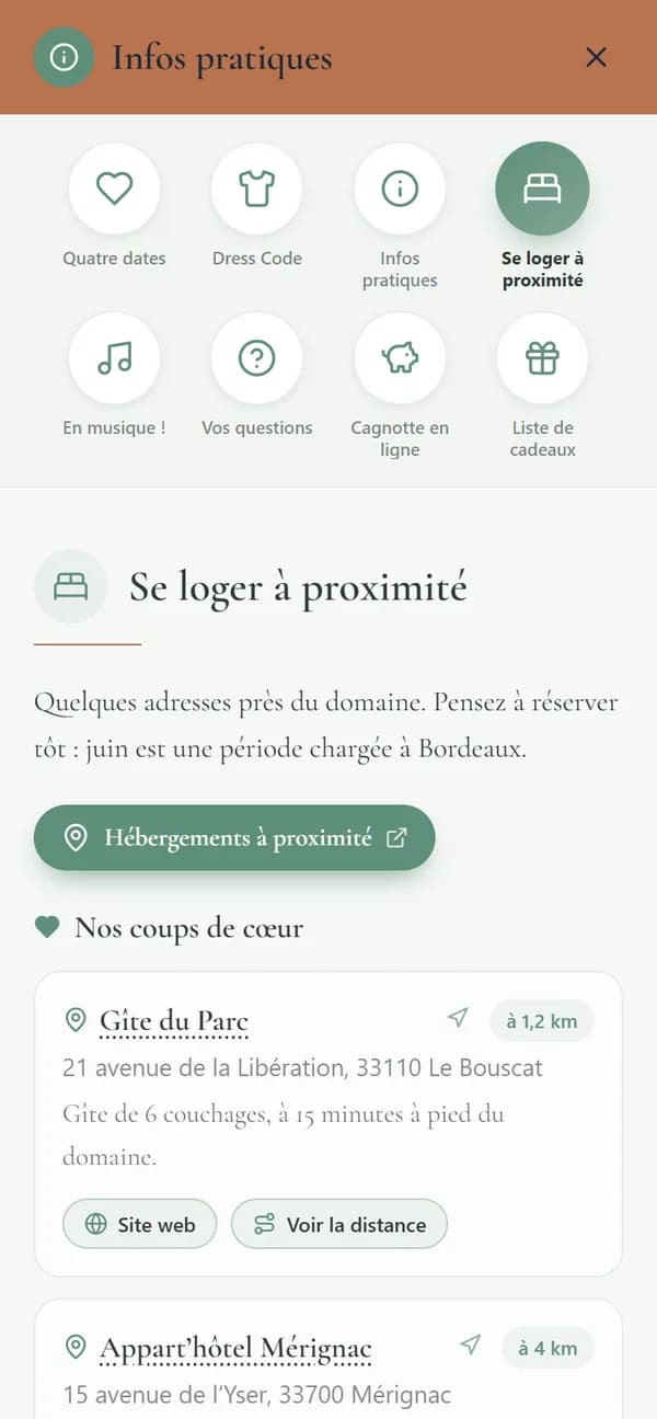 La fenêtre Infos pratiques sur le téléphone d’un participant : rubrique Se loger à proximité, avec les distances